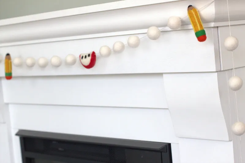 Back to School Apple & Pencil Garland- White