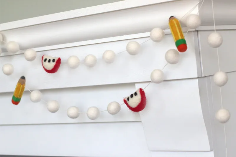 Back to School Apple & Pencil Garland- White