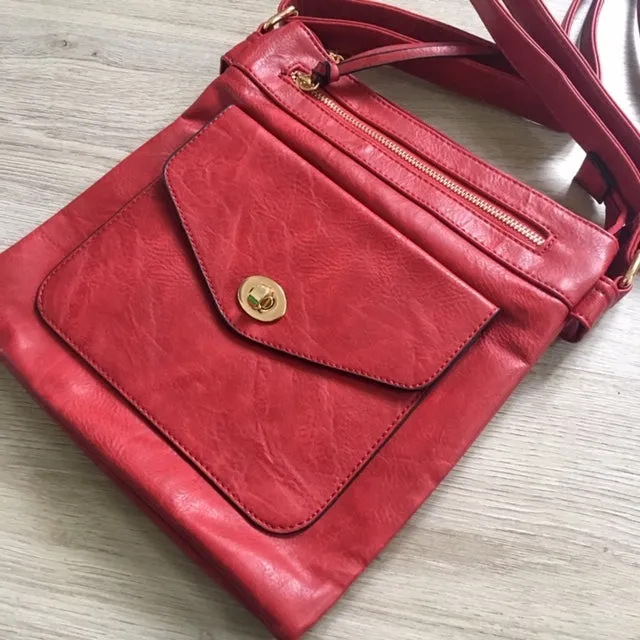 LARGE RED TURN LOCK MULTI COMPARTMENT CROSS BODY SHOULDER BAG WITH LONG STRAP