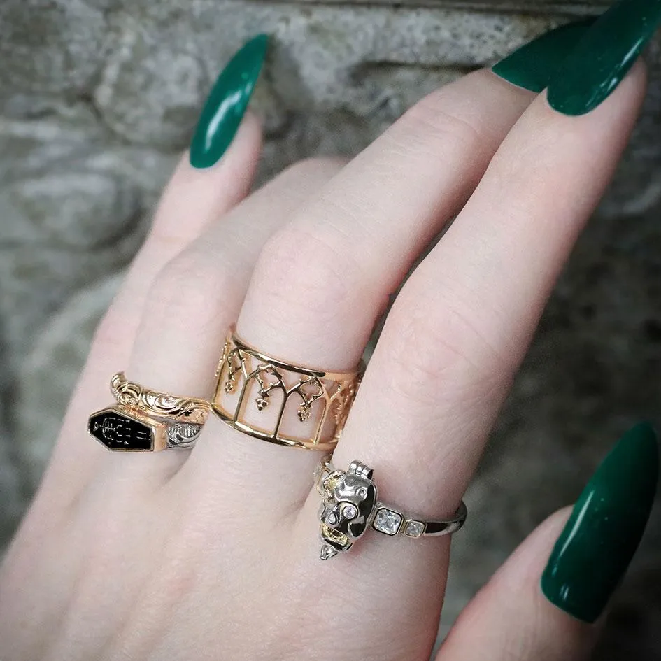 MAUD. Scroll Detail Band Ring - Gold